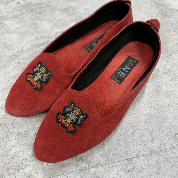 Vaneli Shoes Womens Size 7 Red Suede Loafers Crest Embroidered Made in Italy - Picture 1 of 10